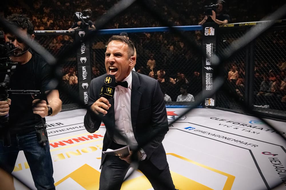 Thomas Desson annonçant dans la cage, Hexagone MMA