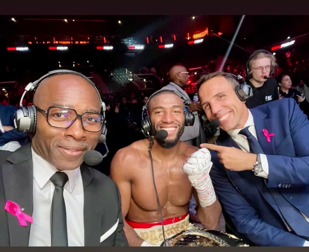 Thomas Desson dans l'arène avec un commentateur et un champion, Hexagone MMA