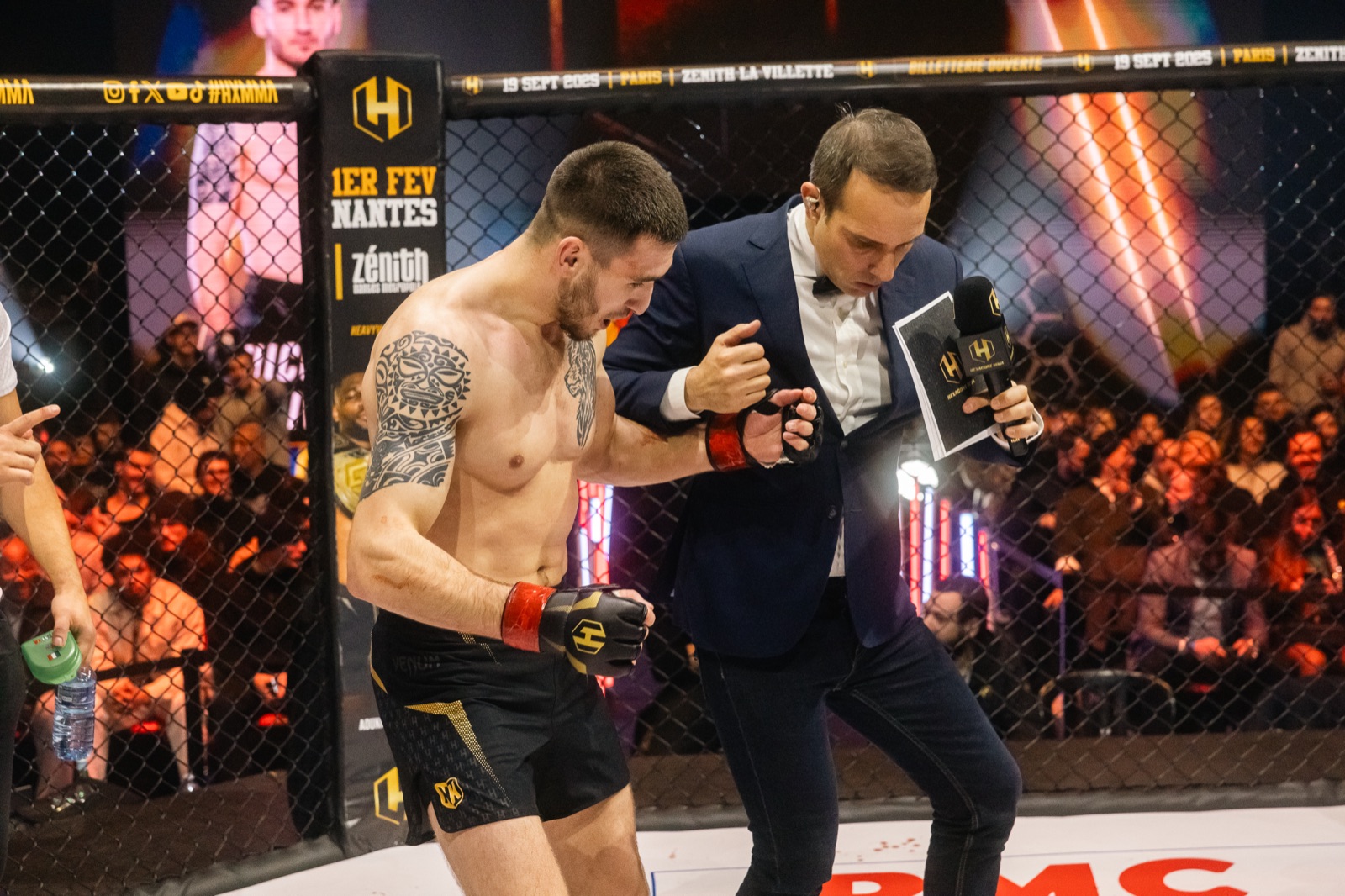 Thomas Desson accompagnant l'entrée d'un combattant dans la cage, Hexagone MMA à Nantes