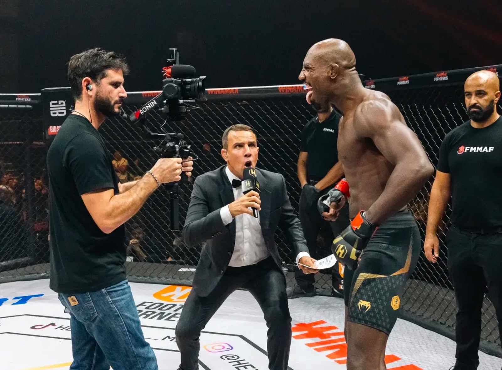 Thomas Desson annonçant un combattant dans la cage, Hexagone MMA