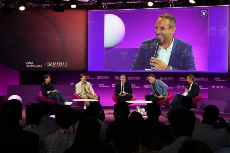 Thomas Desson modérant un panel, Global Sports Week à Viva Technology