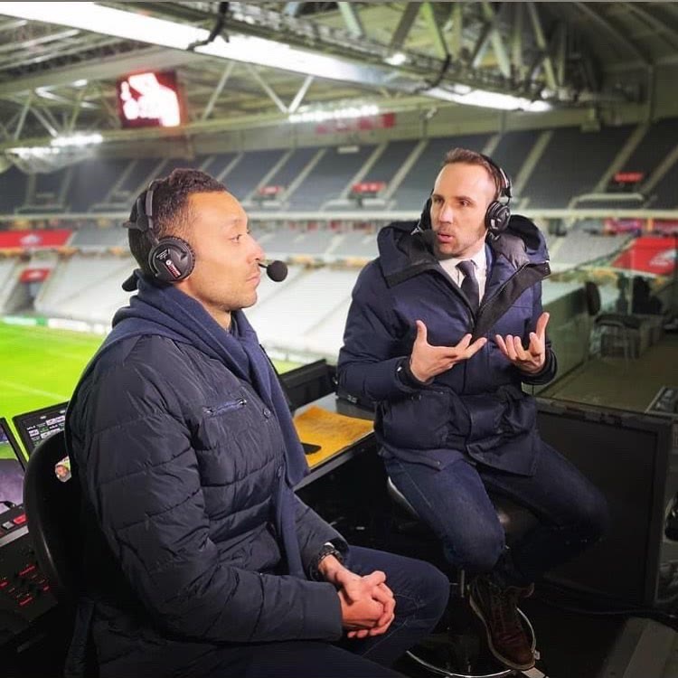 Thomas Desson en position de commentaire dans un stade